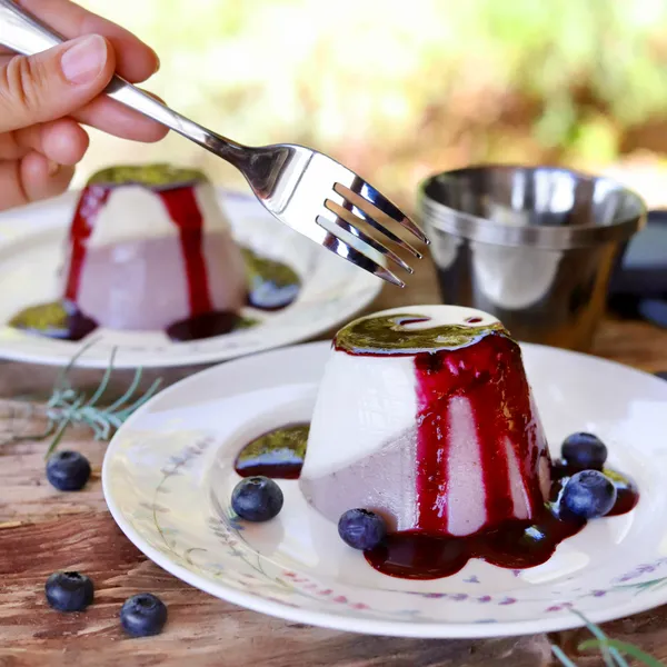 Panna cotta bicolore ai mirtilli