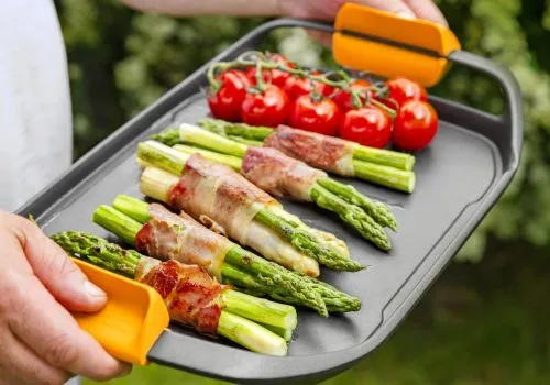 asparagi arrotolati nella pancetta su una bistecchiera liscia